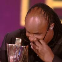 25e Victoires de la Musique : Quand Stevie Wonder... enlève ses lunettes noires pour "voir" son trophée ! Culte !