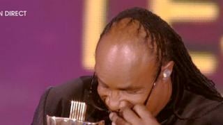 25e Victoires de la Musique : Quand Stevie Wonder... enlève ses lunettes noires pour "voir" son trophée ! Culte !
