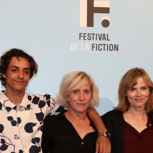 Isabelle Carré avait parlé de l'inceste lors du #MetooInceste, via le compte Instagram de son amie Andrea Bescond
Hubert Delattre, Moncef Farfar, Andréa Bescond, Isabelle Carré, Marie Berto de "L'enfant de personne" - Festival de la Fiction de La Rochelle. Le 18 septembre 2021 © Jean-Marc Lhomer / Bestimage