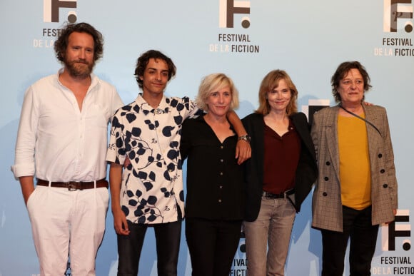 Isabelle Carré avait parlé de l'inceste lors du #MetooInceste, via le compte Instagram de son amie Andrea Bescond
Hubert Delattre, Moncef Farfar, Andréa Bescond, Isabelle Carré, Marie Berto de "L'enfant de personne" - Festival de la Fiction de La Rochelle. Le 18 septembre 2021 © Jean-Marc Lhomer / Bestimage