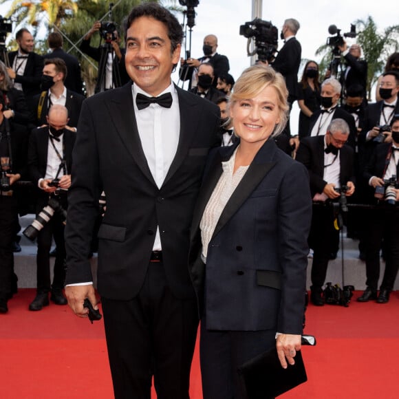 Patrick Cohen et Anne-Elisabeth Lemoine - Montée des marches du film " Annette " lors de la cérémonie d'ouverture du 74ème Festival International du Film de Cannes. Le 6 juillet 2021 © Borde-Jacovides-Moreau / Bestimage 