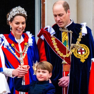Et contrôlerait parfaitement, encore plus que William, son rôle dans le clan.
Le prince Louis de Galles, le prince William, prince de Galles, et Catherine (Kate) Middleton, princesse de Galles, - La famille royale britannique salue la foule sur le balcon du palais de Buckingham lors de la cérémonie de couronnement du roi d'Angleterre à Londres le 5 mai 2023. 