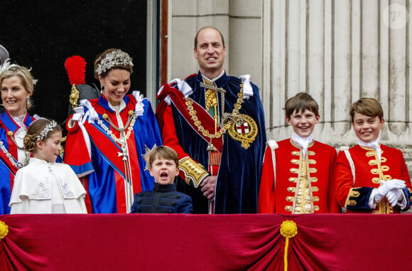 Sophie Rhys-Jones, comtesse de Wessex, Le prince William, prince de Galles, et Catherine (Kate) Middleton, princesse de Galles, La princesse Charlotte de Galles, Le prince Louis de Galles - La famille royale britannique salue la foule sur le balcon du palais de Buckingham lors de la cérémonie de couronnement du roi d'Angleterre à Londres le 5 mai 2023. 