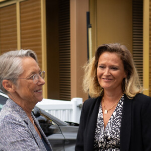 "Je connais par coeur, tout ça", a-t-elle expliqué à "Paris Match".
Elisabeth Borne, Première ministre, Olivia Grégoire, ministre déléguée, chargée des Petites et moyennes entreprises, du Commerce, de l'Artisanat et du Tourisme et Patrick Martin, président du Medef lors de la Rencontre des Entrepreneurs de France, organisée par le MEDEF à l'Hippodrome de Paris-Longchamp à Paris, France, le 28 août 2023. © Raphaël Lafargue/Pool/Bestimage 