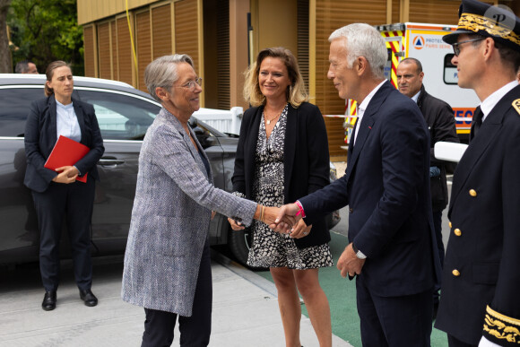 "Je connais par coeur, tout ça", a-t-elle expliqué à "Paris Match".
Elisabeth Borne, Première ministre, Olivia Grégoire, ministre déléguée, chargée des Petites et moyennes entreprises, du Commerce, de l'Artisanat et du Tourisme et Patrick Martin, président du Medef lors de la Rencontre des Entrepreneurs de France, organisée par le MEDEF à l'Hippodrome de Paris-Longchamp à Paris, France, le 28 août 2023. © Raphaël Lafargue/Pool/Bestimage 