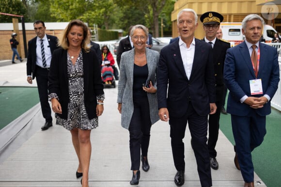 Et grâce à cela, elle sait parfaitement comment gérer sa prochaine mission.
Olivia Grégoire, ministre déléguée, chargée des Petites et moyennes entreprises, du Commerce, de l'Artisanat et du Tourisme, Elisabeth Borne, Première ministre, et Patrick Martin, président du Medef lors de la Rencontre des Entrepreneurs de France, organisée par le MEDEF à l'Hippodrome de Paris-Longchamp à Paris, France, le 28 août 2023. © Raphaël Lafargue/Pool/Bestimage 