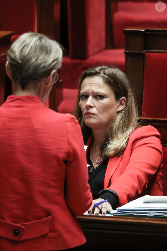 La Première ministre Elisabeth Borne et Olivia Gregoire, Ministre déléguée auprès du ministre de l'Economie, des Finances et de la Souveraineté industrielle et numérique, chargée des Petites et moyennes entreprises, du Commerce, de l'Artisanat et du Tourisme - Séance de questions au gouvernement à l'assemblée nationale, Paris, le 29 novembre 2022. © Stéphane Lemouton / Bestimage