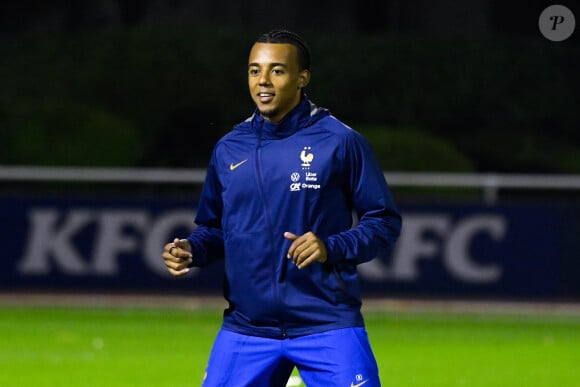 Jules Kounde ( France ) - Entraînement de l'équipe de France de football avant le départ pour la coupe du monde au Qatar, au centre de formation et centre National du Footbal de Clairefontaine le 15 novembre 2022.