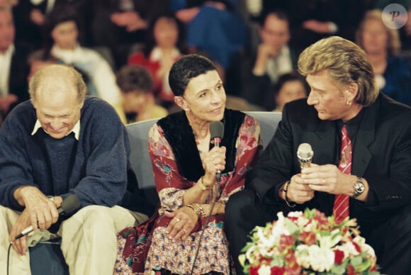 Mais que Lee avait toujours été là pour lui.
Rétro - Décès à 95 ans du chanteur et danseur Lee Halliday, premier producteur et agent artistique de Johnny Hallyday - Archives - Desta et Lee Halliday - Johnny Hallyday sur le plateau de l'émission TV "Sacrée Soirée". Le 15 avril 1992 © Patrick Carpentier / Bestimage