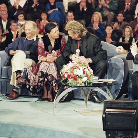 Rétro - Décès à 95 ans du chanteur et danseur Lee Halliday, premier producteur et agent artistique de Johnny Hallyday - Archives - Desta et Lee Halliday, Jean-Pierre Foucault - Johnny Hallyday sur le plateau de l'émission TV "Sacrée Soirée". Le 15 avril 1992 © Patrick Carpentier / Bestimage
