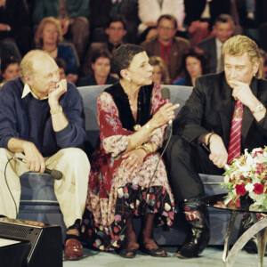 Desta et Lee Halliday, Jean-Pierre Foucault - Johnny Hallyday sur le plateau de l'émission TV "Sacrée Soirée". Le 15 avril 1992 © Patrick Carpentier / Bestimage