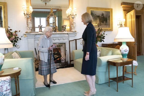 La reine Elisabeth II d'Angleterre reçoit Liz Truss, nouvelle Première ministre britannique, à Balmoral pour lui demander de former un nouveau gouvernement. La veille, Liz Truss avait été désigné à 57 % des voix comme leader du parti conservateur. Le 6 septembre 2022. 