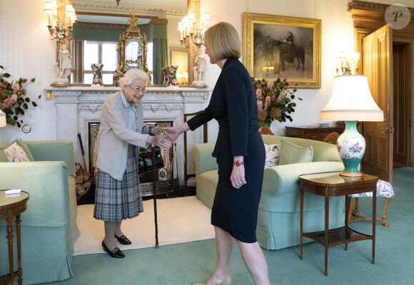 Elle avait nommé Liz Truss première ministre deux jours avant sa mort.
La reine Elisabeth II d'Angleterre reçoit Liz Truss, nouvelle Première ministre britannique, à Balmoral pour lui demander de former un nouveau gouvernement. La veille, Liz Truss avait été désigné à 57 % des voix comme leader du parti conservateur. Le 6 septembre 2022. 
