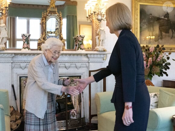 La reine Elisabeth II d'Angleterre reçoit Liz Truss, nouvelle Première ministre britannique, à Balmoral pour lui demander de former un nouveau gouvernement. La veille, Liz Truss avait été désigné à 57 % des voix comme leader du parti conservateur. Le 6 septembre 2022. 