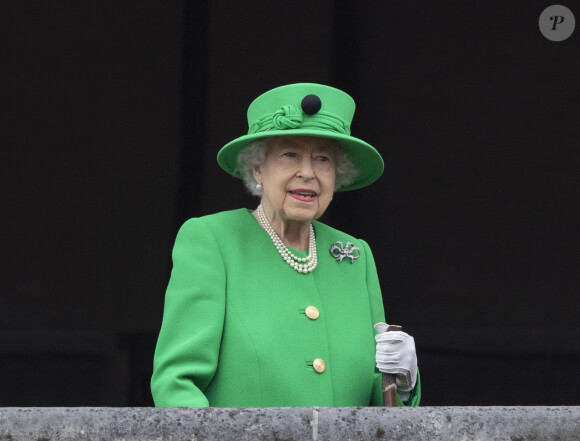 Deux mois plus tôt, elle était apparue au balcon de Buckingham Palace, déjà faible.
La reine Elisabeth II d'Angleterre - Jubilé de platine de la reine Elisabeth II d'Angleterre à Bukingham Palace à Londres, le 5 juin 2022. 