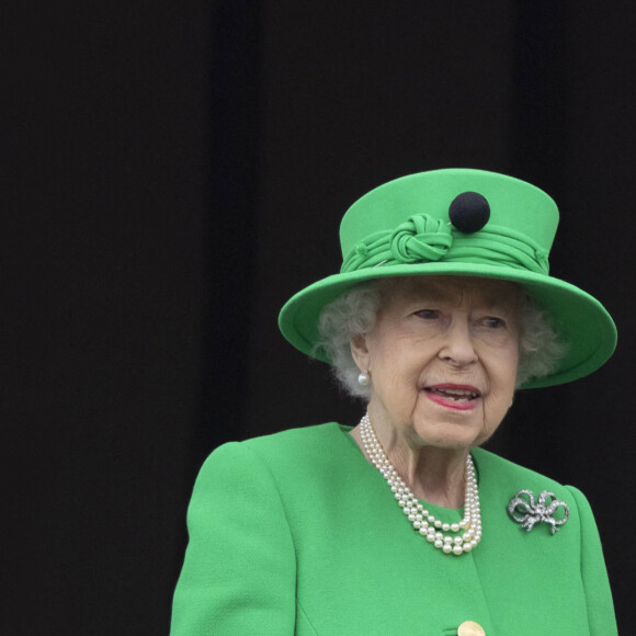 Deux mois plus tôt, elle était apparue au balcon de Buckingham Palace, déjà faible.
La reine Elisabeth II d'Angleterre - Jubilé de platine de la reine Elisabeth II d'Angleterre à Bukingham Palace à Londres, le 5 juin 2022. 