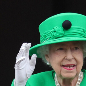 La reine Elisabeth II d'Angleterre - La famille royale regarde la grande parade qui clôture les festivités du jubilé de platine de la reine à Londres le 5 juin 2022. 