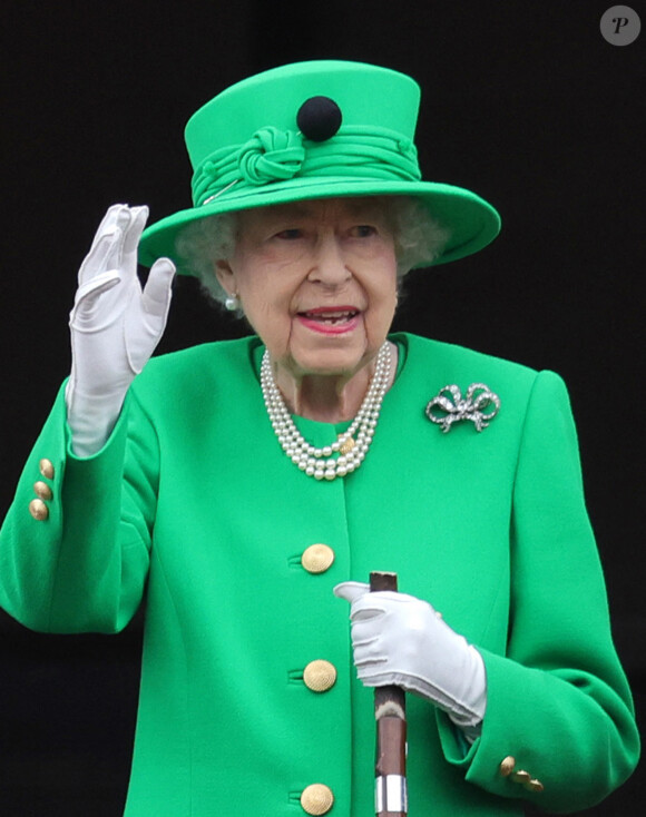 La reine Elisabeth II d'Angleterre - La famille royale regarde la grande parade qui clôture les festivités du jubilé de platine de la reine à Londres le 5 juin 2022. 