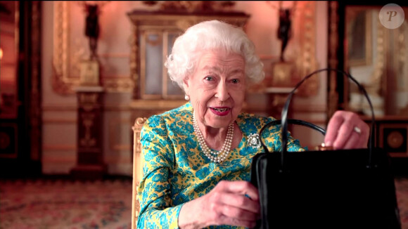 La reine Elisabeth (Elizabeth) II d'Angleterre prend le thé avec l'ours Paddington dans une vidéo diffusée en ouverture du concert de son jubilé de platine devant Buckingham Palace, le 4 juin 2022. A 96 ans, la souveraine démontre son sens de l'humour dans ce court métrage. 