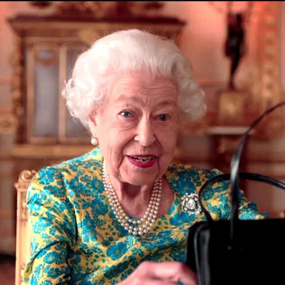 La reine Elisabeth (Elizabeth) II d'Angleterre prend le thé avec l'ours Paddington dans une vidéo diffusée en ouverture du concert de son jubilé de platine devant Buckingham Palace, le 4 juin 2022. A 96 ans, la souveraine démontre son sens de l'humour dans ce court métrage. 