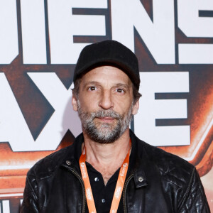 Alors qu'il participait à un stage de perfectionnement sur un circuit, le réalisateur a perdu le contrôle de son deux roues lors d'un virage. 
Mathieu Kassovitz - Avant-première du film "Gardiens de la galaxie épisode 3" au Gaumont Disney village à Chessy, France, le 22 avril 2023. 