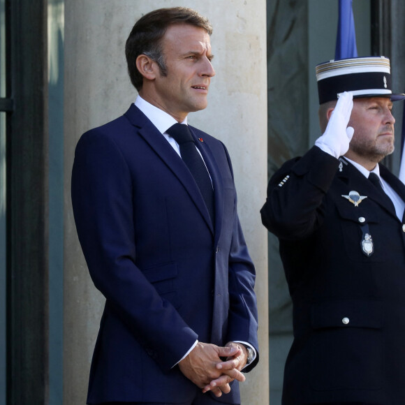 Le président Emmanuel Macron accueille James Marape, Premier ministre de Papouasie-Nouvelle-Guinée, au palais de l'Elysée à Paris le 8 septembre 2023. © Stéphane Lemouton / Bestimage 