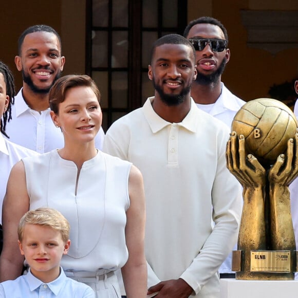 Le prince Albert II de Monaco, la princesse Charlène de Monaco, le prince Jacques de Monaco, marquis des Baux et les joueurs de la Roca Team - La famille princière de Monaco a accueillie et félicitée l'équipe de basketball monégasque la Roca Team championne de France de basket-ball Elite Betclic au palais Princier de Monaco, le 17 juin 2023. © Claudia Albuquerque/Bestimage 