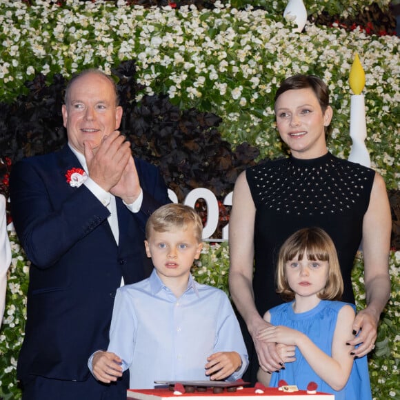 Le prince Albert II de Monaco, la princesse Charlene, Le prince Jacques de Monaco, marquis des Baux, La princesse Gabriella de Monaco, comtesse de Carladès - La famille princière de Monaco partage le gâteau d'anniversaire dans le cadre des commémorations du centenaire du prince Rainier III le 31 mai 2023. © Olivier Huitel/Pool Monaco/Bestimage 