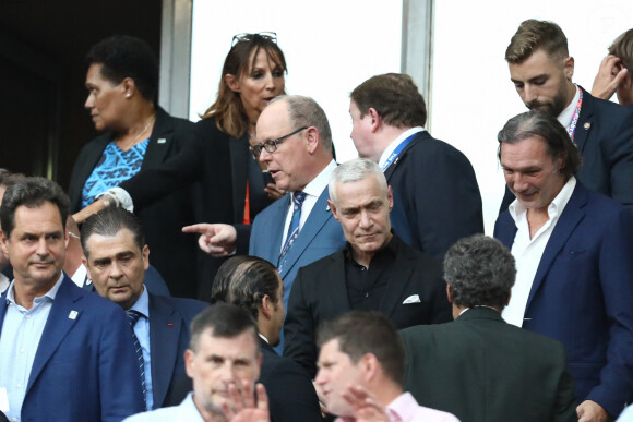 Le prince Albert II de Monaco dans les tribunes lors du match d'ouverture de la Coupe du Monde de Rugby France 2023 avant le match de la Poule A entre la France et la Nouvelle-Zélande au Stade de France à Saint-Denis le 8 septembre 2023.