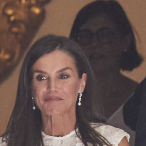 Pour l'occasion, la maman de Leonor et Sofia est apparue dans une très jolie robe blanche faite en dentelle. 
Le roi Felipe VI et la reine Letizia d'Espagne, visitent la cathédrale et l'hôtel de ville de Pampelune pour célébrer le 6ème centenaire du privilège de l'Union à Pampelune, Navarre, Espagne, le 8 septembre 2023.