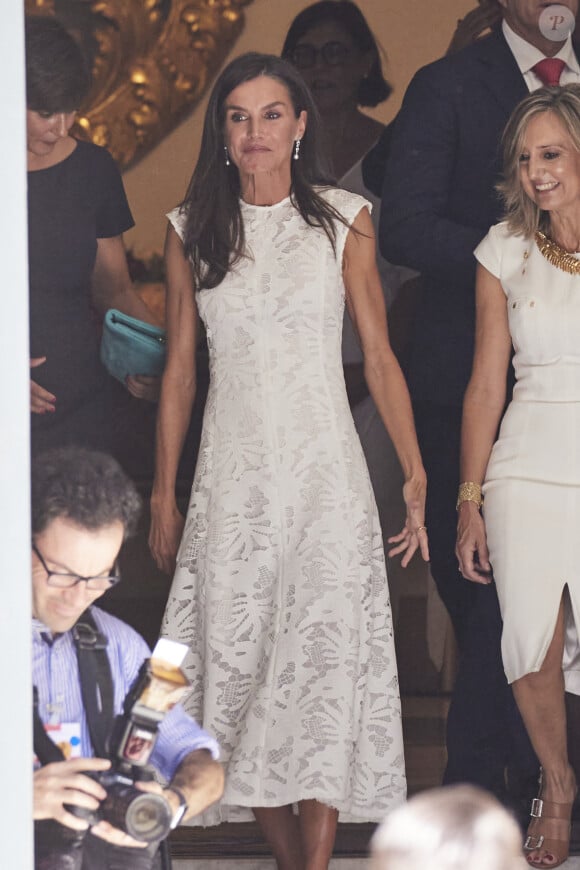Pour l'occasion, la maman de Leonor et Sofia est apparue dans une très jolie robe blanche faite en dentelle. 
Le roi Felipe VI et la reine Letizia d'Espagne, visitent la cathédrale et l'hôtel de ville de Pampelune pour célébrer le 6ème centenaire du privilège de l'Union à Pampelune, Navarre, Espagne, le 8 septembre 2023.