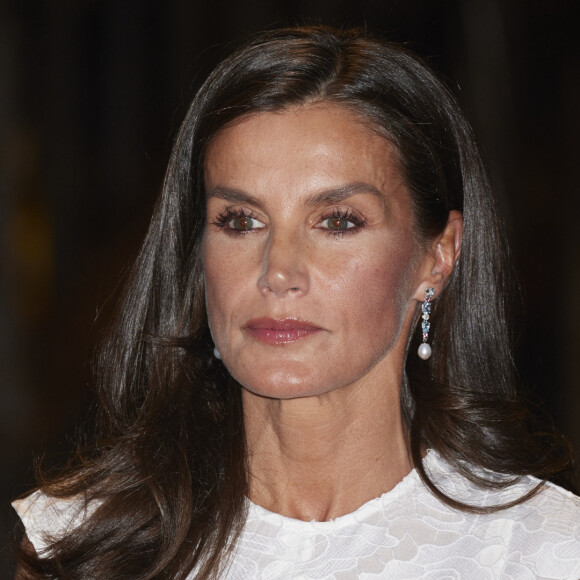 Elle portait avec des escarpins nude à petits talons et de belles boucles d'oreilles pendantes. Elle avait choisi de laisser ses cheveux lâchés et ce, malgré la chaleur. 
Le roi Felipe VI et la reine Letizia d'Espagne, visitent la cathédrale et l'hôtel de ville de Pampelune pour célébrer le 6ème centenaire du privilège de l'Union à Pampelune, Navarre, Espagne, le 8 septembre 2023.