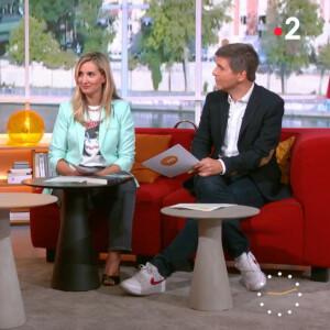 Panayotis Pascot aux côtés de Thomas Sotto et Marie Portolano dans "Télématin" sur France 2.