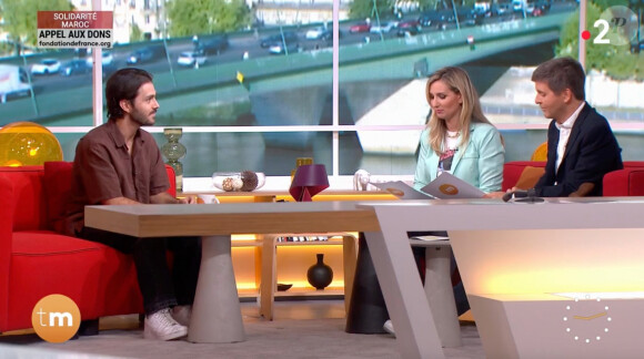 Panayotis Pascot aux côtés de Thomas Sotto et Marie Portolano dans "Télématin" sur France 2.