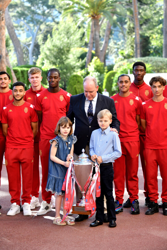 Le prince Albert II de Monaco, avec ses enfants le prince héréditaire Jacques et la princesse Gabriella, a reçu au Palais l'équipe de football de l'académie de l'A.S. Monaco vainqueur de la coupe Gambardella Crédit Agricole, le 3 juin 2023. © Bruno Bebert/Bestimage 