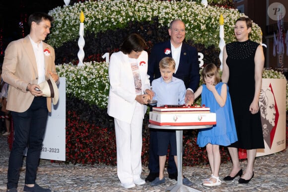 Louis Ducruet, La princesse Stéphanie de Monaco, le prince Albert II de Monaco, la princesse Charlene, Le prince Jacques de Monaco, marquis des Baux, La princesse Gabriella de Monaco, comtesse de Carladès - La famille princière de Monaco partage le gâteau d'anniversaire dans le cadre des commémorations du centenaire du prince Rainier III le 31 mai 2023.  © Olivier Huitel/Pool Monaco/Bestimage 