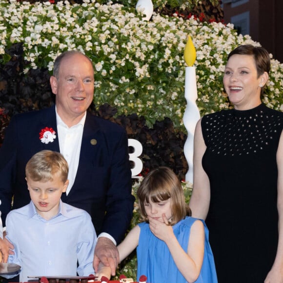 Louis Ducruet, La princesse Stéphanie de Monaco, le prince Albert II de Monaco, la princesse Charlene, Le prince Jacques de Monaco, marquis des Baux, La princesse Gabriella de Monaco, comtesse de Carladès - La famille princière de Monaco partage le gâteau d'anniversaire dans le cadre des commémorations du centenaire du prince Rainier III le 31 mai 2023.  © Olivier Huitel/Pool Monaco/Bestimage 