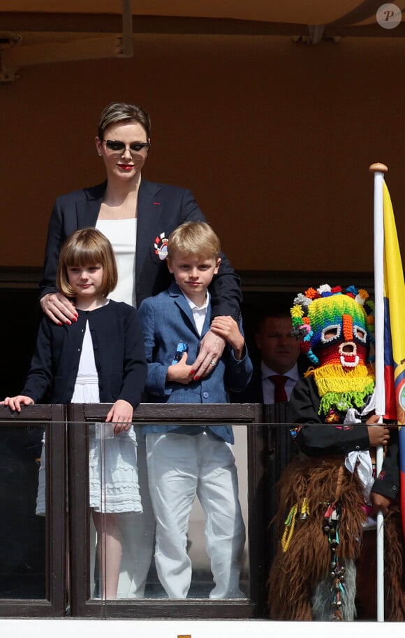 Mais désormais, une nouvelle année scolaire s'annonce.
La princesse Charlène de Monaco et ses enfants le prince Jacques de Monaco et la princesse Gabriella de Monaco et les porte-drapeaux des différentes équipes lors de l' édition 2023 du Tournoi Sainte Dévote de Rugby au Stade Louis II à Monaco le 22 avril 2023. © Claudia Albuquerque/ Pool Monaco / Bestimage 