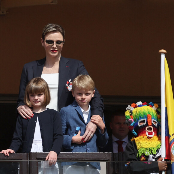 Mais désormais, une nouvelle année scolaire s'annonce.
La princesse Charlène de Monaco et ses enfants le prince Jacques de Monaco et la princesse Gabriella de Monaco et les porte-drapeaux des différentes équipes lors de l' édition 2023 du Tournoi Sainte Dévote de Rugby au Stade Louis II à Monaco le 22 avril 2023. © Claudia Albuquerque/ Pool Monaco / Bestimage 