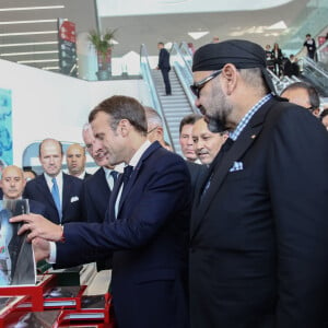 Le directeur général de l'ONCF Mohammed Rabie Khlie, le président de la République française Emmanuel Macron et le roi Mohammed VI du Maroc examinent du matériel promotionnel pour une ligne de chemin de fer à grande vitesse à leur arrivée à la gare de Rabat Agdal pour l'inauguration de la ligne, à Rabat, Maroc, le 15 novembre 2018. © Marwane Sobai/Bestimage 