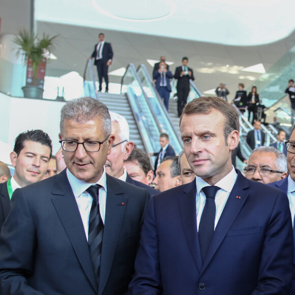 Le directeur général de l'ONCF Mohammed Rabie Khlie, le président de la République française Emmanuel Macron et le roi Mohammed VI du Maroc examinent du matériel promotionnel pour une ligne de chemin de fer à grande vitesse à leur arrivée à la gare de Rabat Agdal pour l'inauguration de la ligne, à Rabat, Maroc, le 15 novembre 2018.© Marwane Sobai/Bestimage 