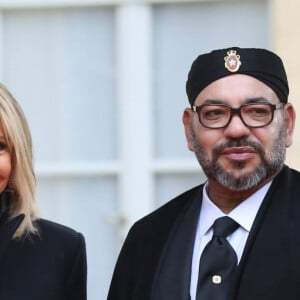 Souffrant de soucis cardiaques pour lesquels il a été opéré, Mohammed VI serait également atteint de sarcoïdose d'après des informations du "Parisien"
Le président de la République française Emmanuel Macron, sa femme la Première Dame Brigitte Macron (Trogneux) et le roi Mohammed VI du Maroc et son fils le prince Hassan - Le président de la République française et sa femme la Première Dame reçoivent les présidents avant la cérémonie du Centenaire de l'Armistice de la Première Guerre Mondiale, au palais de l'Elysée à Paris, France, le 11 novembre 2018. © Stéphane Lemouton/Bestimage 