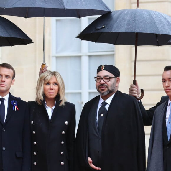 Mohammed VI fait de nombreux séjours en France pour soigner les problèmes de santé qu'il rencontre depuis plusieurs années
Le président de la République française Emmanuel Macron, sa femme la Première Dame Brigitte Macron (Trogneux) et le roi Mohammed VI du Maroc et son fils le prince Hassan - Le président de la République française et sa femme la Première Dame reçoivent les présidents avant la cérémonie du Centenaire de l'Armistice de la Première Guerre Mondiale, au palais de l'Elysée à Paris, France, le 11 novembre 2018. © Stéphane Lemouton/Bestimage 