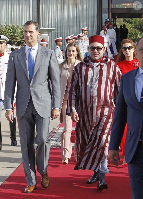 Le roi Felipe VI et la reine Letizia d'Espagne arrivent à l'aéroport de Rabat, accompagnés du roi Mohammed VI du Maroc et de sa femme Salma Bennani, au terme de leur visite officielle. Le 15 juillet 2014 