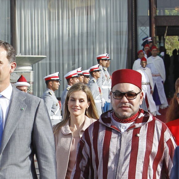 Le roi Felipe VI et la reine Letizia d'Espagne arrivent à l'aéroport de Rabat, accompagnés du roi Mohammed VI du Maroc et de sa femme Salma Bennani, au terme de leur visite officielle. Le 15 juillet 2014 