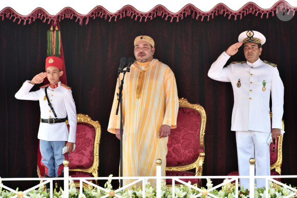 Le roi Mohammed VI du Maroc accompagné de son fils, le prince héritier Moulay El Hassan (G) et de son frère le prince Moulay Rachid (D) sur la place du Mechouar au Palais Royal à Rabat le 31 juillet 2015, lors de la cérémonie d'allégeance commémorant le 16ème anniversaire de son accession au trône. 