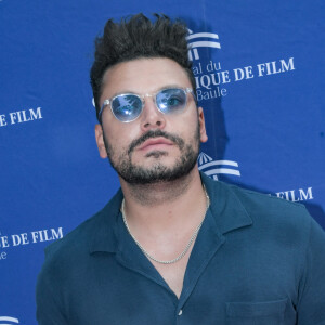 Le comédien et humoriste Kev Adams est parti s'installer aux Etat-Unis.
Kev Adams - Arrivée du jury au festival Cinéma & Musique de Film à La Baule. © Rachid Bellak / Bestimage 