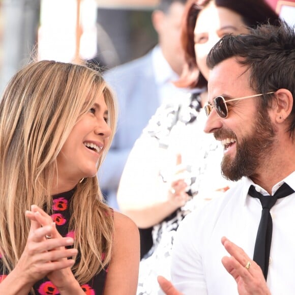 Jennifer Aniston et Justin Theroux lors de la cérémonie d'inauguration de l'étoile de leur ami Jason Bateman sur le Hollywood Walk of Fame à Los Angeles le 26 juillet 2017.
