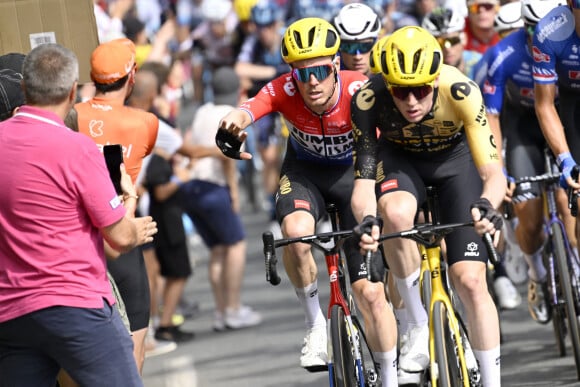 Nathan Van Hooydonck a perdu le contrôle de son véhicule et a percuté une autre voiture
 
Nathan Van Hooydonck sur le Tour de France 2023.