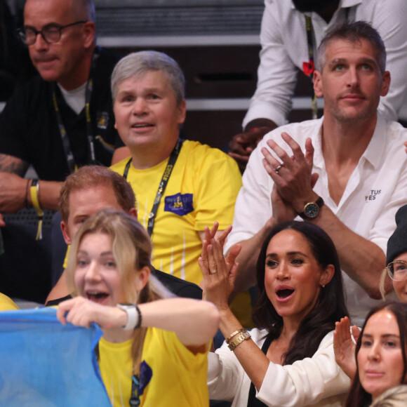 Le prince Harry, duc de Sussex et Meghan Markle, duchesse de Sussex, assistent au match de basket-ball en fauteuil roulant à la Merkur Spiel-Arena lors des Jeux Invictus à Düsseldorf (Allemagne), le 13 septembre 2023. 